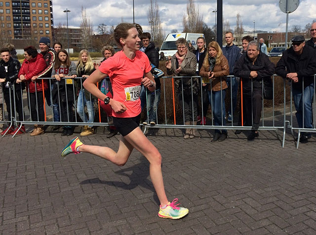 Tessa den Heijer på veg til ny personlig rekord på 10 km. (Foto: Ton Frenay)