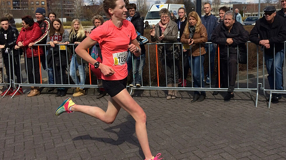 Tessa den Heijer på veg til ny personlig rekord på 10 km. (Foto: Ton Frenay)