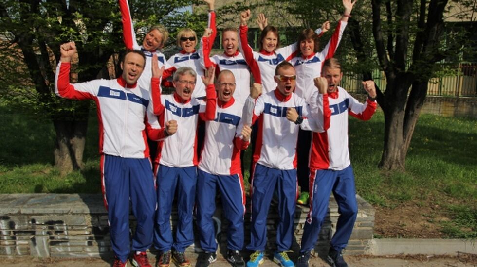 De norske løperne er framme i Torino og gleder seg til start. Bak fra venstre ser vi Cecilie, Ninette, Therese, Hilde og Edna. Foan ser vi Hans Edgard, Lars, Peter, Bjørn Tore og Gjermund (foto: Johan Percy Holmgren). 