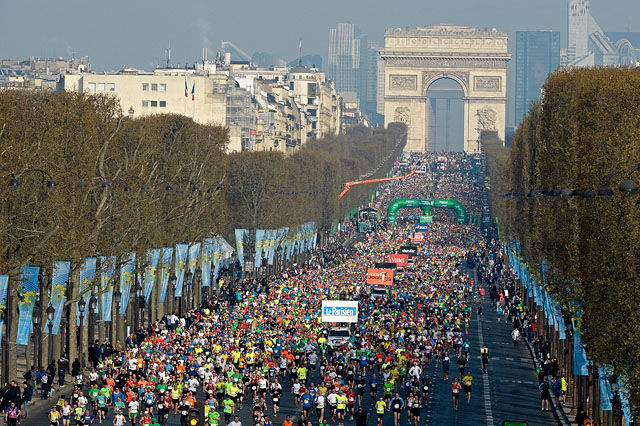 Paris Marathon med start på Champs Elysées og Triumfbuen i bakgrunnen. (Foto: ASO/arrangøren)