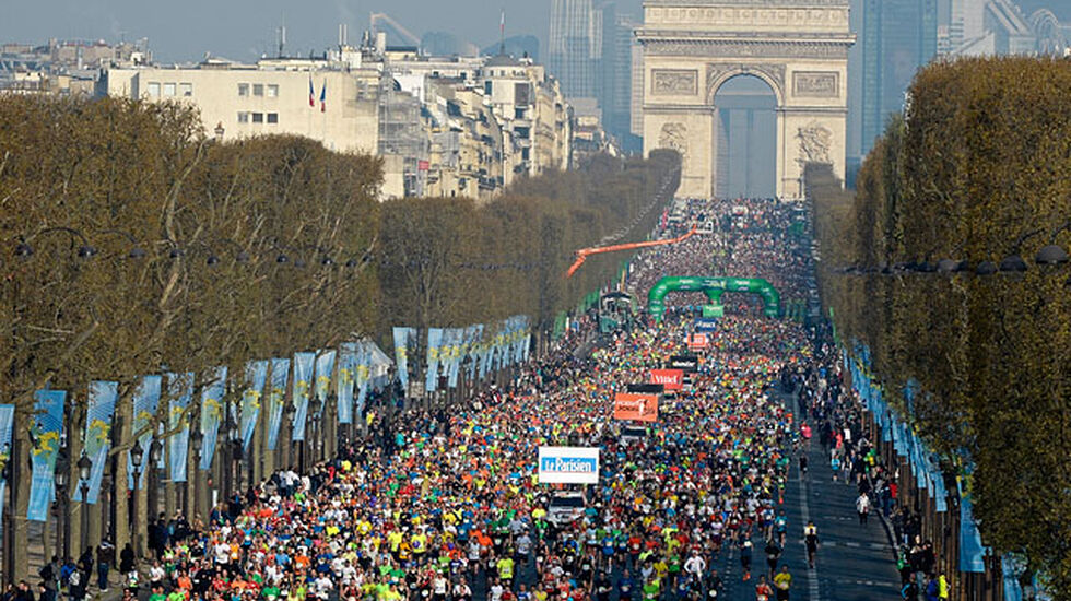 Paris Marathon med start på Champs Elysées og Triumfbuen i bakgrunnen. (Foto: ASO/arrangøren)