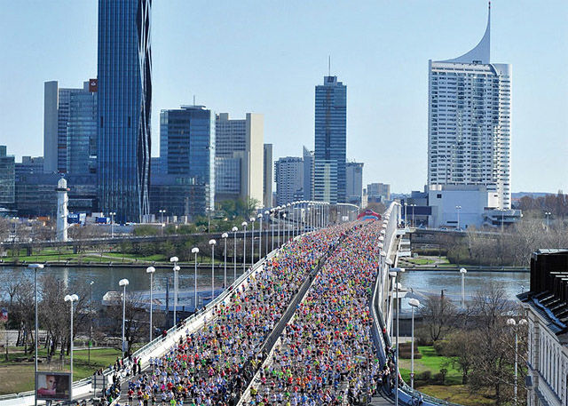 Hel- og halvmaraton i Wien samla til sammen 19909 løpere. (Foto: photorun.net)