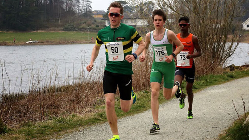 Henning Mæhle, Jakob Ingebrigtsen og Håvard Øglænd 900 m fra start på 7 km  Foto: Einar Søndeland