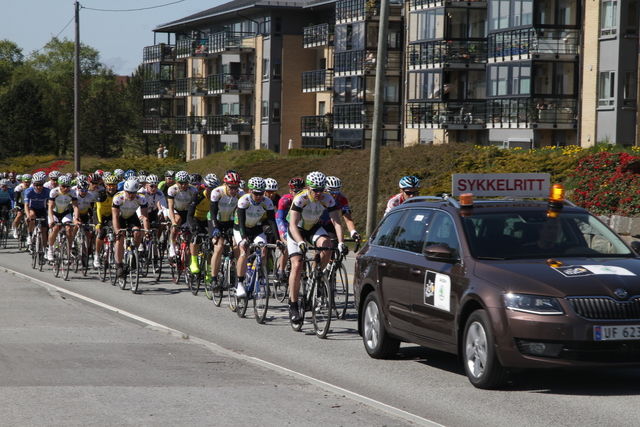 På starten av Ålesundsrittet 2014. Syklistene har passert Spjelkavik sentrum og ruller nå rolig innover Brusdalsveien før følgebilen gasser opp og det heile er i gang