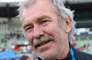 Knut Kvalheim 33 år senere under Holmenkollstaffeten på Bislett. Da som trener for vinnerlaget Tjalve. (Foto: Kjell Vigestad)