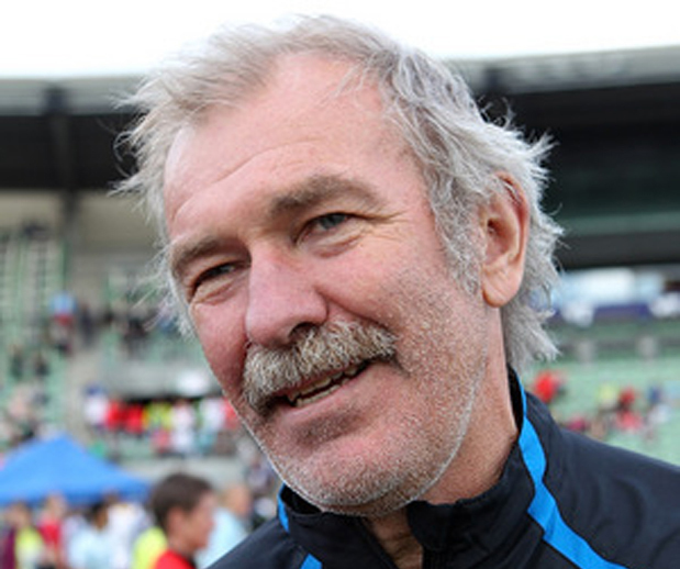 Knut Kvalheim 33 år senere under Holmenkollstaffeten på Bislett. Da som trener for vinnerlaget Tjalve. (Foto: Kjell Vigestad)
