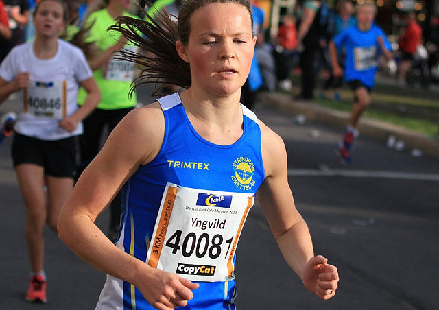 Yngvild Elvemo, Strindheim ble nr.3 i Sentrumssprinten ifjor etter Ingvill Måkestad og Martine Eikemo Bergh, ingen av disse to stiller til start i år. Yngvild er derimot klar. Her ser vi henne   løpe  3km i Oslo Maraton i 2013 hvor hun ble nr.4. Foto: Kjell Vigestad