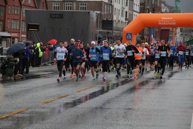 Starten er på Bryggen i Bergen og først ute var maratonløperne