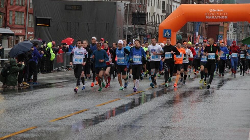 Starten er på Bryggen i Bergen og først ute var maratonløperne