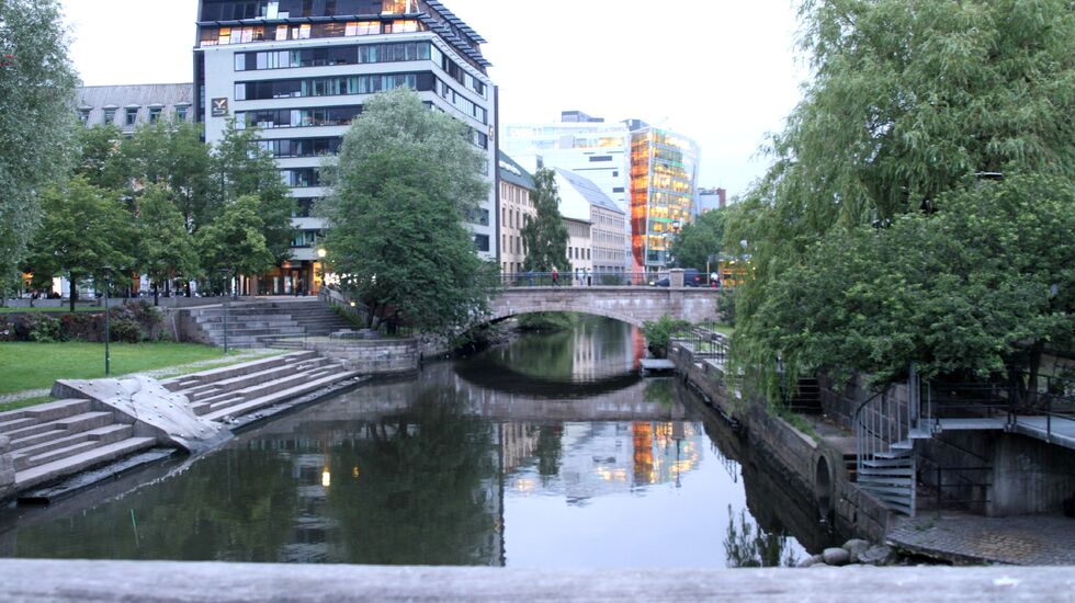 Rett etter start skal løperne over denne broa før de fortsetter på gangveien på østre side av Akerselva (foto: Olav Engen).