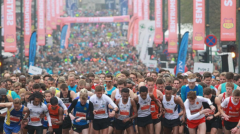 Starten på Sentrumsløpet i 2015. Var 8751 fullførende på 10 km i fjor toppen av den nye løpsbølgen? Eller var nedgangen i år bare midertidig og vi får økning igjen neste år?  Foto: Kjell Vigestad