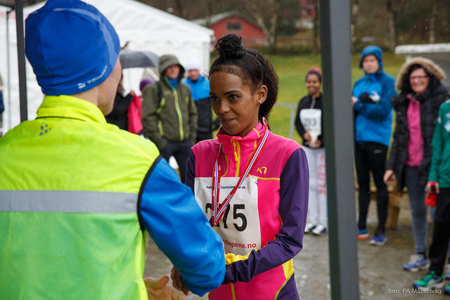 Asylmottaket i Ålesund stilte med flere deltakere. Her ser vi Adiam Gebremedin få sin medalje. Foto: Pål-André Måseidvåg