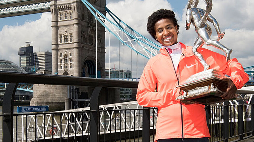 Damevinner Tigist Tufa med London Marathons vandretrofe, som er en modell etter sagnfiguren/soldaten Pheidippides som løp fra Marathon til Athen for å bringe budskapet om athenernes seier over perserne, og som falt død om da han hadde sagt: Vi har seiret!