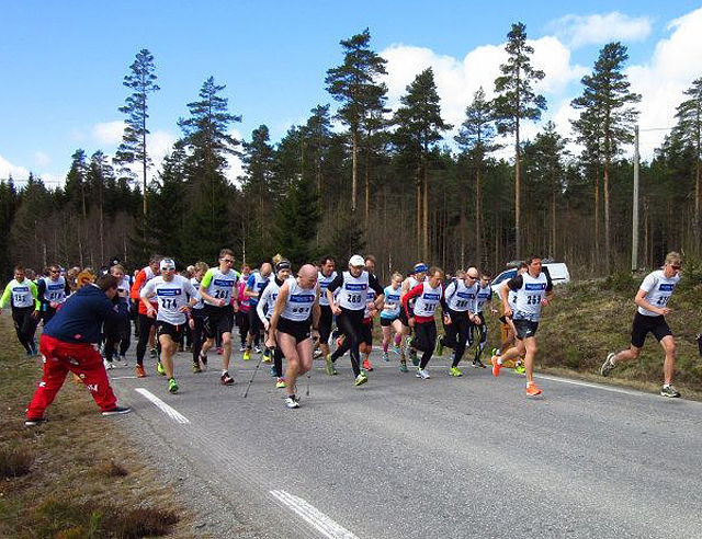 Lars Olof Gävert og Espen Rusten (helt til høyre) tok kommandoen fra start i den 34. Finsrudmarsjen. (Arrangørfoto)