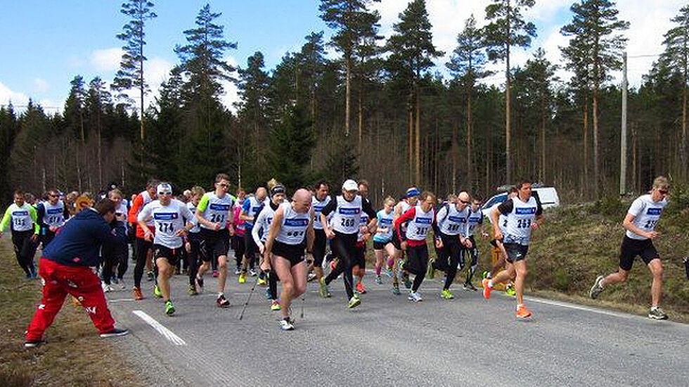 Lars Olof Gävert og Espen Rusten (helt til høyre) tok kommandoen fra start i den 34. Finsrudmarsjen. (Arrangørfoto)