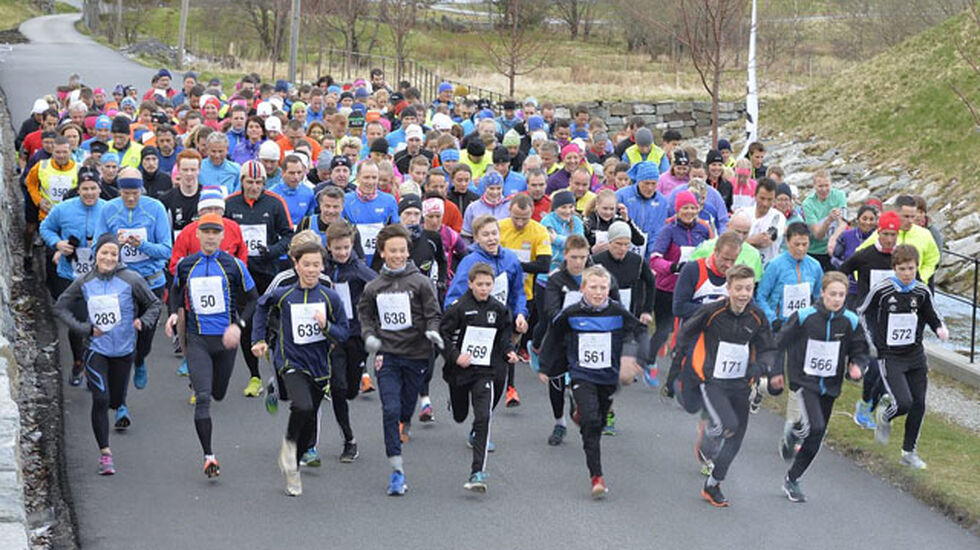 Startfeltet med 300løpere til start. De unge løperne tar teten.  Foto:   Anders Lundberg