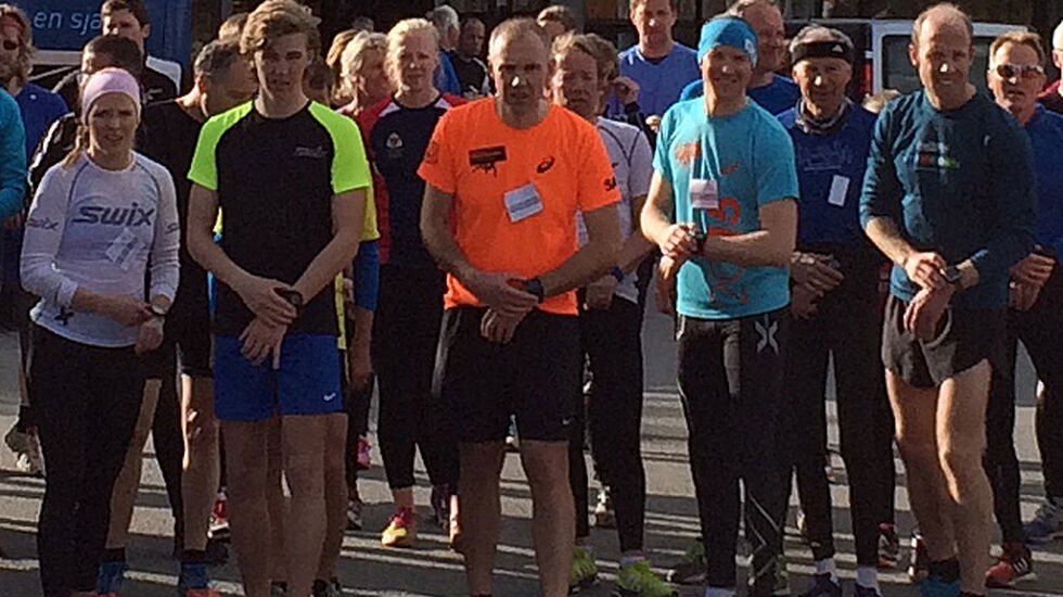 Ukas vinnere Ida Gjermundshaug Pedersen (til venstre) og Espen Almlid (til høyre) klare til start utenfor Norsk Tipping (Foto: Hans Tore Riibe)