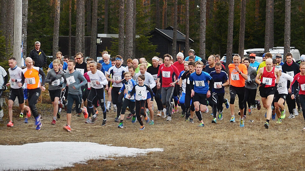 Det var trangt om plassen da starten gikk i de aktive klassene på Liermoen tirsdag kveld! (Foto: Arne Normann)