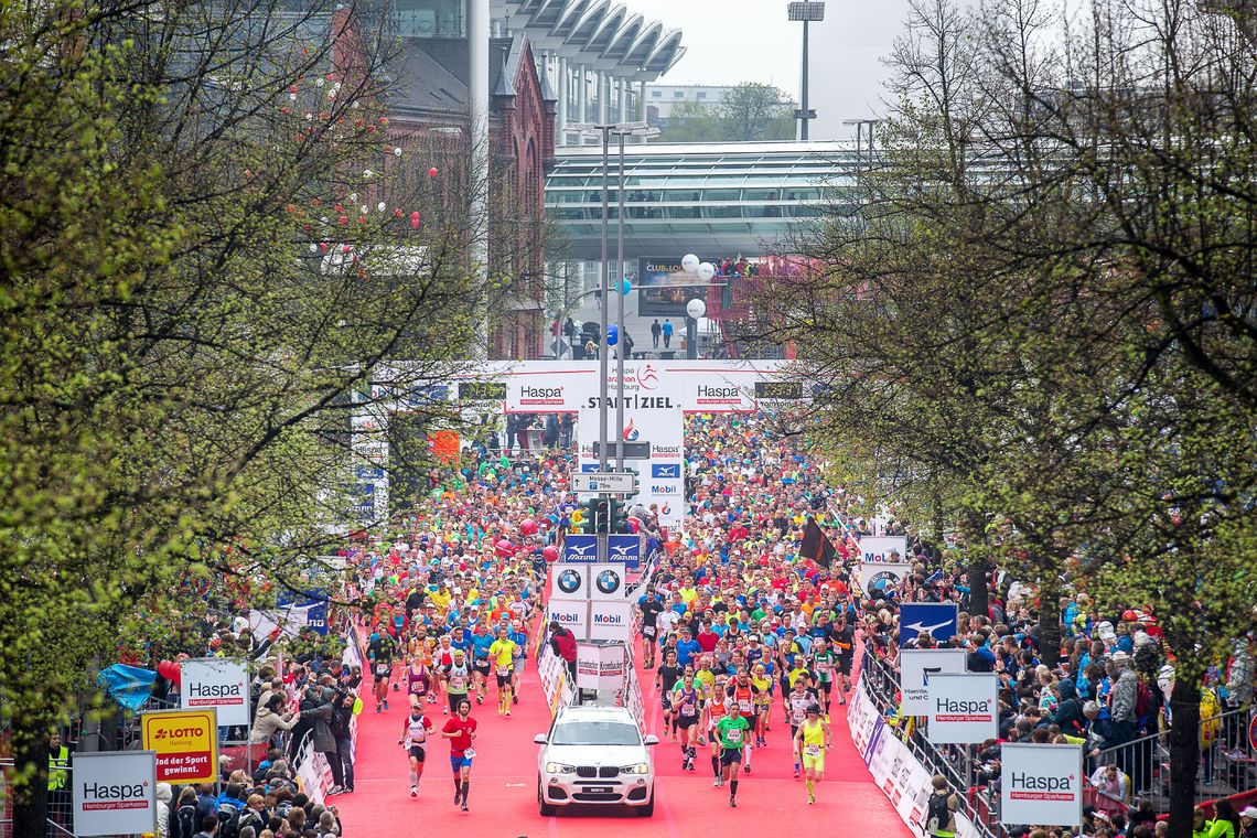 Over 12 000 løpere startet på maratonløpet i Hamburg (foto: Hochzwei)