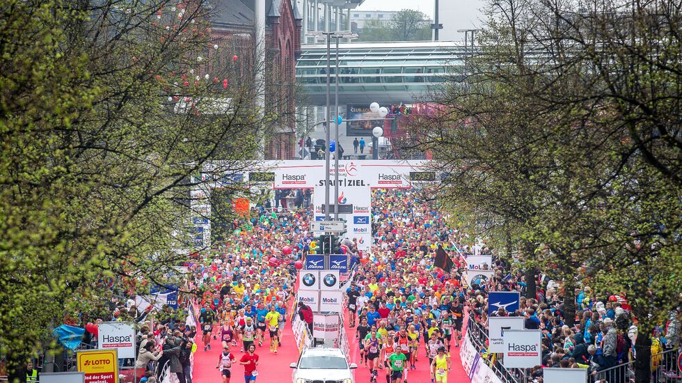 Over 12 000 løpere startet på maratonløpet i Hamburg (foto: Hochzwei)
