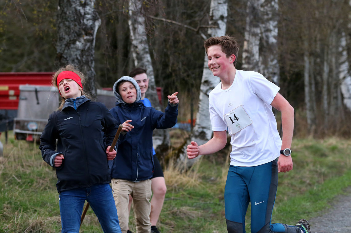 Heiagjengen er på plass og gir oppmuntrende rop til Hans Christian Stensby (foto: Kristian Brenni 13 år).