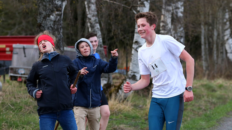 Heiagjengen er på plass og gir oppmuntrende rop til Hans Christian Stensby (foto: Kristian Brenni 13 år).