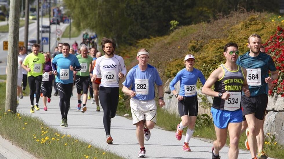 Fra starten på Ålesund Maraton 2014. Foto: Kjell Vigestad