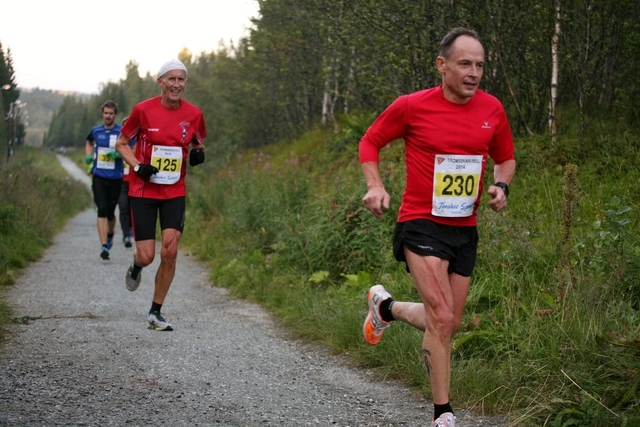 Jon-Geir Iversen foran Alf B Dahl på Tromsøkarusellen 2014 (foto: Bjørnar Leithe Borch).