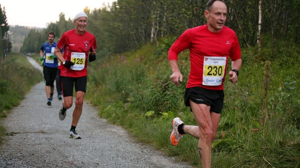 Jon-Geir Iversen foran Alf B Dahl på Tromsøkarusellen 2014 (foto: Bjørnar Leithe Borch).