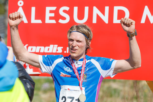Så glad blir Asgeir Bakken Rognstad etter å ha vunnet maraton i Ålesund. Foto: Pål-André Måseidvåg