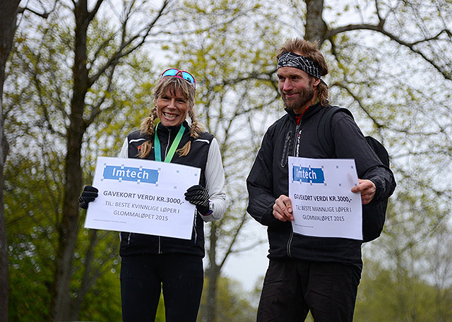 Begge vinnerne, Ole Herman Røhr og Dorte Foss, får sine premier. Foto: Rune Christiansen