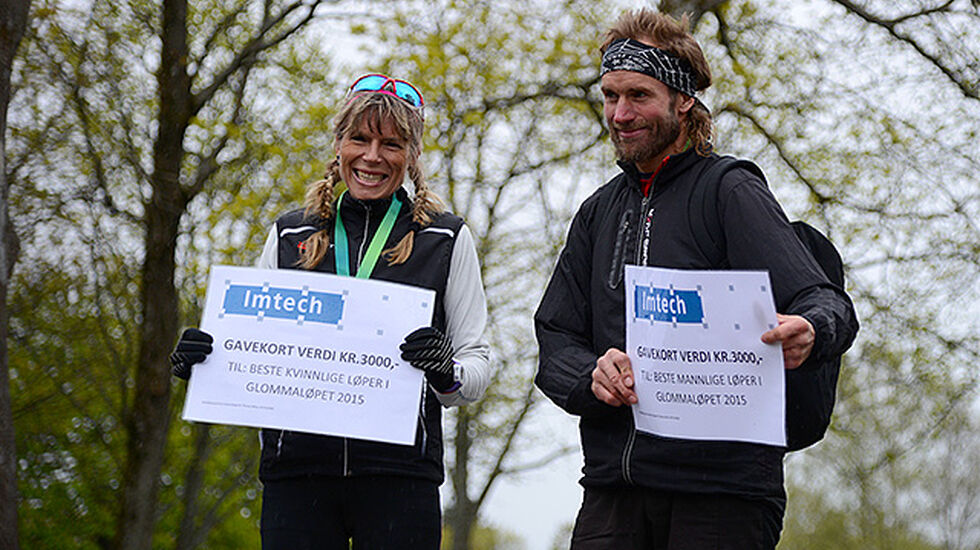 Begge vinnerne, Ole Herman Røhr og Dorte Foss, får sine premier. Foto: Rune Christiansen