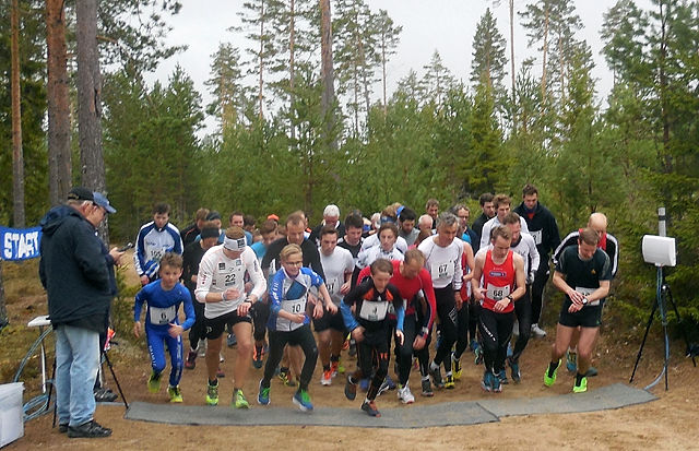 Så går startsignalet for de aktive. Både for de 55 løperne og for regnværet på Kolemoen. (Foto: Liv Berit Roland)
