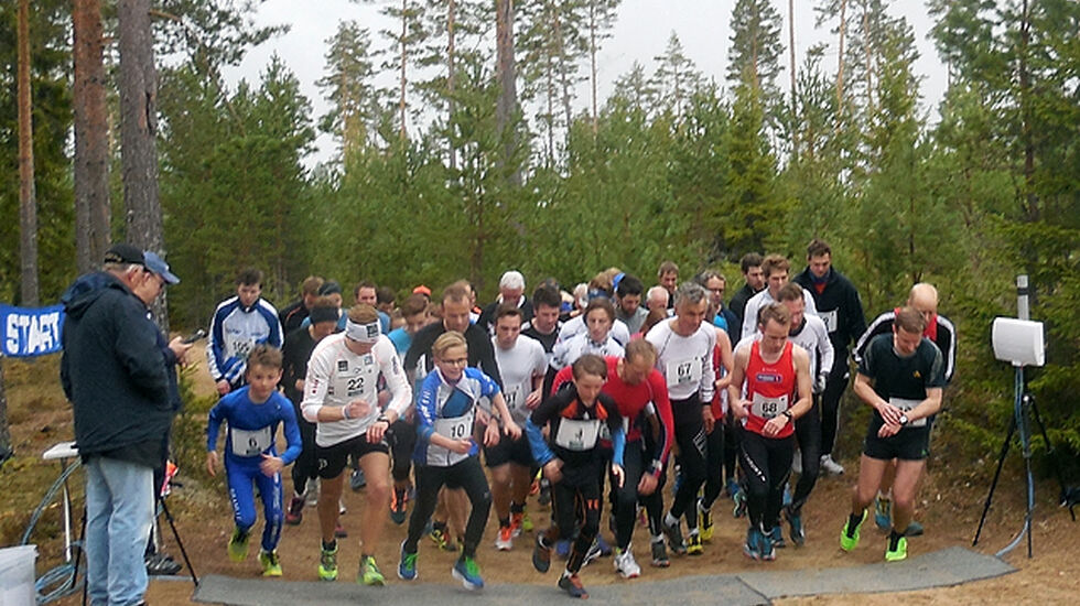 Så går startsignalet for de aktive. Både for de 55 løperne og for regnværet på Kolemoen. (Foto: Liv Berit Roland)