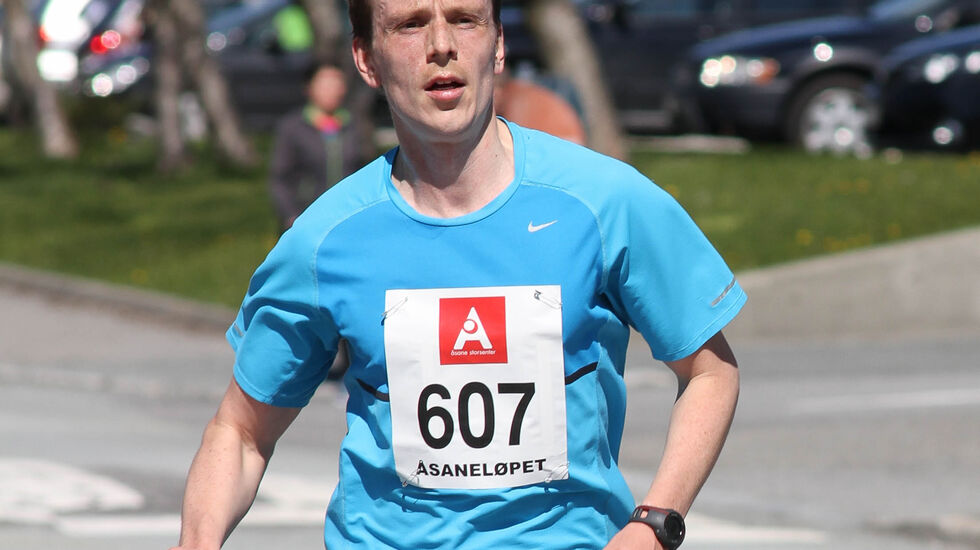 Tore Stakkevold i mål som helt suveren vinner på halvmaratondistansen.