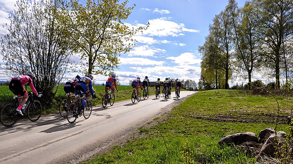 Gylne Gutuer i Stange skiller seg ut fra andre landevegsritt i Norge med store partier på grus. (Foto: Heidi F. Kristiansen)
