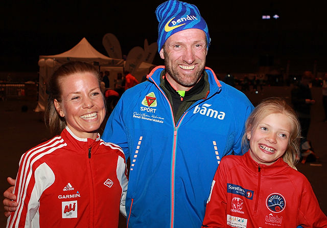 Vinnerne på 10 km, Ida Bergsløkken og Odd-Bjørn Hjelmeseth med dattera Marthe som ble nr. 2 i yngste jenteklasse. (Foto: Kjell Vigestad)