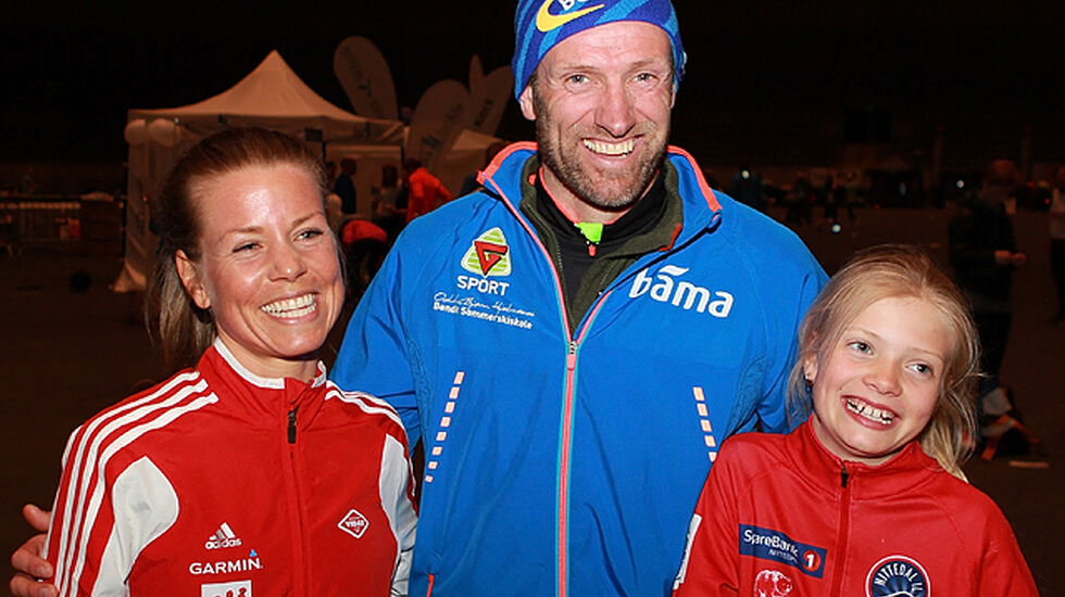 Vinnerne på 10 km, Ida Bergsløkken og Odd-Bjørn Hjelmeseth med dattera Marthe som ble nr. 2 i yngste jenteklasse. (Foto: Kjell Vigestad)