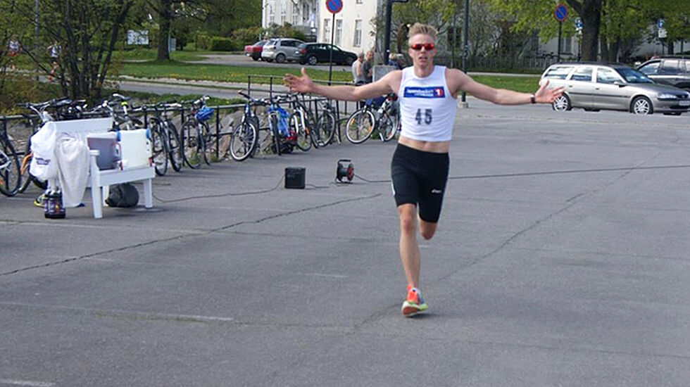 Espen Rusten kunne juble for årets andre store seier på Skibladnerbrygga. (Foto: Bente Sund Langøigjelten)