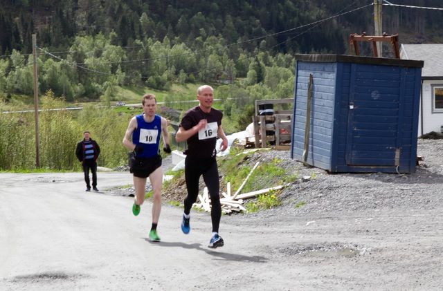 Etter 1 km leder Jan Ketil Vinnes på Kristian Nedregård. Foto: Solveig Nedregård