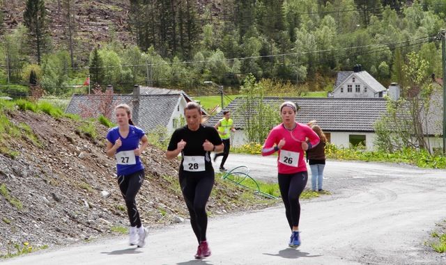 3 jenter på den første km. Foto: Solveig Nedregård