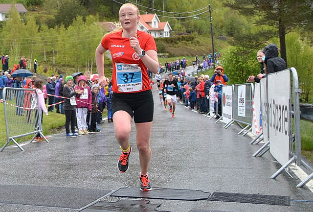 Kjersti Fresvik vinner kvinneklassen i årets Ølmedalen Rundt. Foto: Einar Søndeland