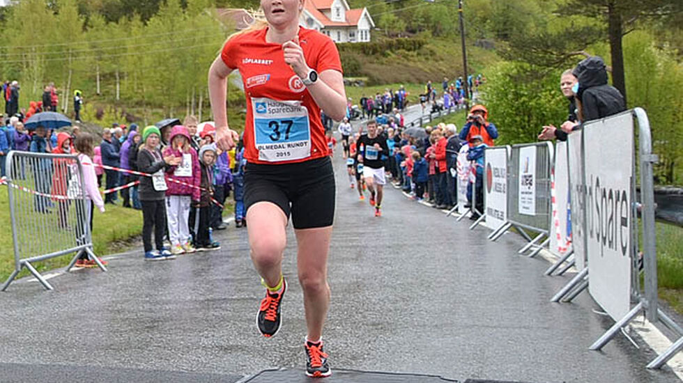 Kjersti Fresvik vinner kvinneklassen i årets Ølmedalen Rundt. Foto: Einar Søndeland