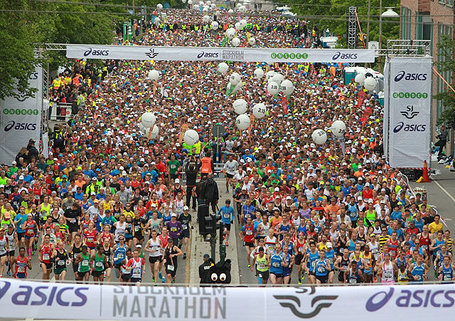 Fra starten av årets Stockholm Marathon som tradisjonelt er blant de utenlandske maratonløpene som har flest norske deltagere (Foto: Kjell Vigestad).