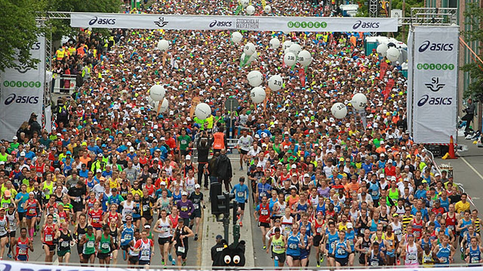 Fra starten av årets Stockholm Marathon som tradisjonelt er blant de utenlandske maratonløpene som har flest norske deltagere (Foto: Kjell Vigestad).