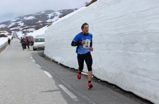 Maratonvinner Bjøro Nevland i hvite omgivelser i lørdagens Suleskar Maraton (Arrangørfoto).