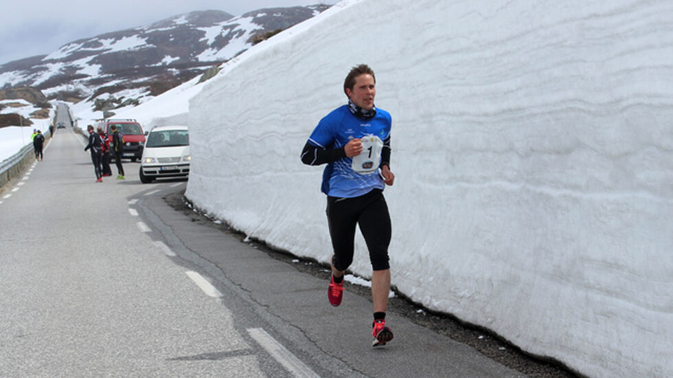 Maratonvinner Bjøro Nevland i hvite omgivelser i lørdagens Suleskar Maraton (Arrangørfoto). 
