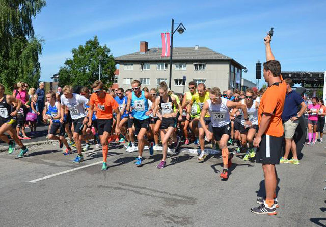 Fra starten på 10 km i 2014 med 150 løpere på startstreken på Rådhusplassen (Foto: Vegard Sandberg, Østlendingen)