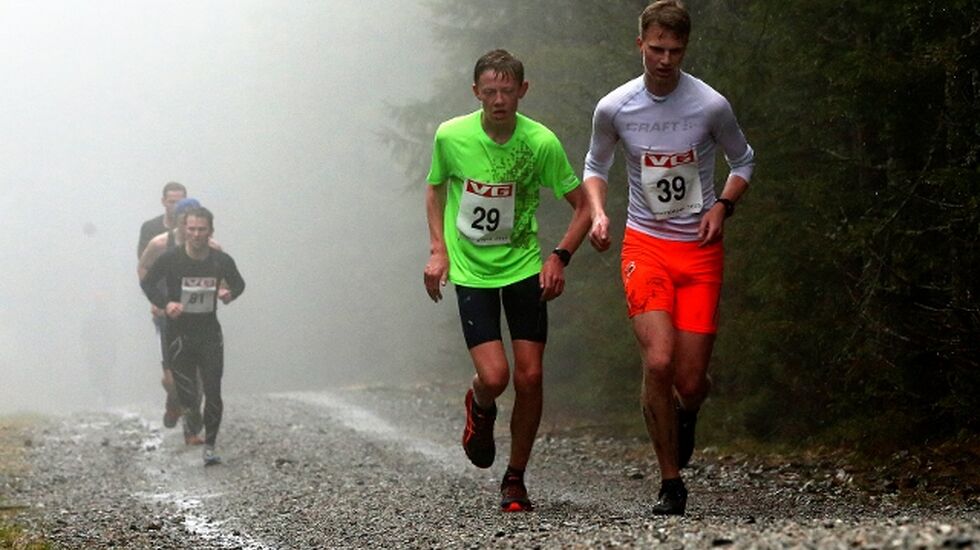 Sondre Liestøl og Lars Buraas kjemper seg oppover i rufseværet (foto: Bjørn Hytjanstorp).