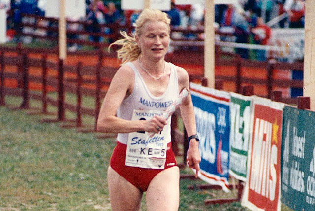 Hilde Stavik løp i 1994 3000 m på 8.47.47, den fjerde beste i Norge gjennom tidene og halvmaraton på 1.10.21, som ga henne 6. plass i VM. På bildet løper hun i Manpowerstafetten i 1993